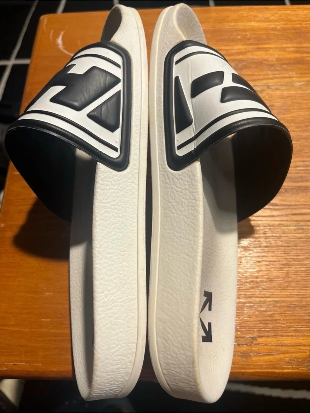 OFFWHITE Men's Logo Pool White & Black Faux leather upper w/ rubber sole Slider
